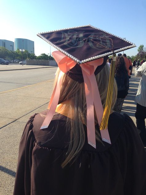 Graduation Project Outfit, Graduation Cap Decor Ideas, Tiara Graduation Cap, Bow Grad Cap, Bow On Graduation Cap, Grad Cap Bow, Bow Graduation Cap, Graduation Cap With Bow, Grad Cap With Bow