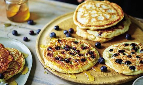 Everyone on my Instagram goes crazy when I post a stack of protein pancakes, so it only seemed right to include a new pancake recipe. This one will not disappoint. Bodycoach Recipes, Blueberry Cornmeal Pancakes, Joe Wicks Recipes, Cornmeal Pancakes, Joe Wicks, Body Coach, Tasty Pancakes, Blueberry Pancakes, Protein Pancakes