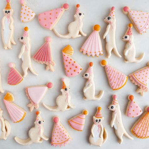 SUGARBOMBE • MELISSA on Instagram: “One more of the birthday meerkats and party hats...#theworldofsugarbombe” Cookies Art, Patisserie Design, Royal Iced Cookies, Cookies Theme, Valentine Collection, Industrial District, Sugar Cookie Royal Icing, Spice Cookies, Fancy Cookies