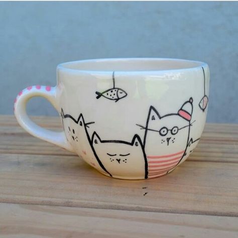 Cat Pottery Painting, Mug Designs Painted, Painting Banana, Ceramic Plates Art, Diy Mug Designs, Diy Chat, Diy Mugs, Pretty Mugs, Cup Crafts