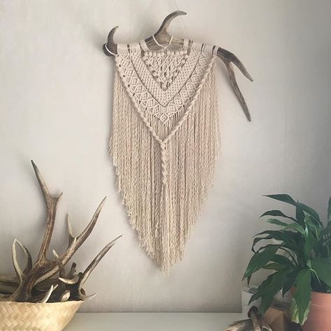 Macrame With Antlers, Deer Antler Macrame, Antler Macrame, Deer Antler Ideas, Diy Antlers, Deer Antler Crafts, Antler Ideas, Deer Antler Decor, Horns Decor