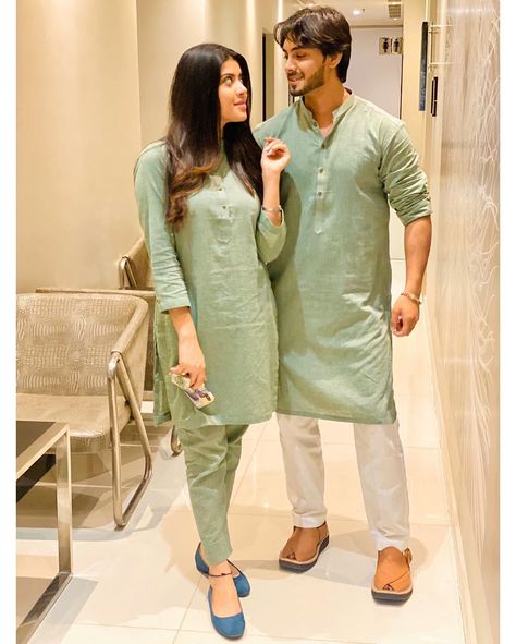 Twinning Ideas For Couples, Couple Dressing Matching Pakistani, Kurta Pajma Designs Women, Couple Kurta And Kurti, Eid Couple Outfit, Couple Kurta Design, Couples Twinning Outfits, Matching Suit And Dress Couple, Couple Night Dress