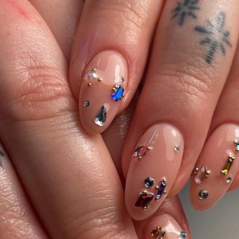 Tiny Rhinestone Nails, Gem Inspired Nails, Celebrity Nail Art, Neutral Nail Art Short Nails, Small Gems On Nails, Nails 2025 Trends, Colorful Gem Nails, Short Jeweled Nails, Nail Art Rhinestones Ideas