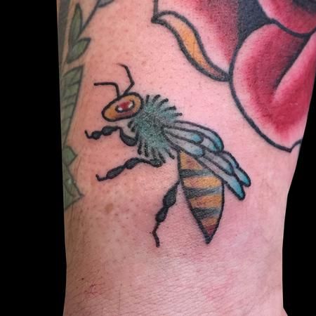 Tattoos For Guys Wrist, Hornet Tattoo, Wasp Tattoo, Tattoo On The Wrist, Tattoo Wrist, Bug Tattoo, Traditional Tattoo Design, Hand Tattoos For Guys, Aesthetic Tattoo