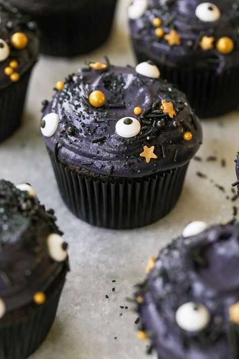 Black velvet cupcakes for Halloween are the perfect Halloween cupcakes! They're made using the traditional red velvet cake recipe with cream cheese frosting. This recipe uses black food dye instead of red! #Halloween #Cupcakes #BlackVelvet #RedVelvetCupcakes #Sprinkles #Holidays #Black #Spooky #Party Black Velvet Cupcakes, Haloween Cakes, Halloween Cupcake Ideas, Cupcakes For Halloween, Halloween Rice Krispie Treats, Black Cupcakes, Red Halloween, Red Velvet Cake Recipe, Velvet Cake Recipes