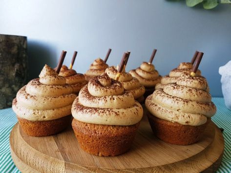 White Chocolate and Coffee Ganache Filled Cappuccino Cupcakes with Espresso Buttercream Icing Chocolate Coffee Ganache, White Chocolate Coffee, Cappuccino Cupcakes, Cupcake Frosting Tips, Coffee Ganache, Flavored Frosting, Baking Techniques, Coffee Desserts, Coffee Buttercream