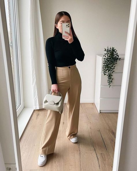 Outfits ‘Lujo Silencioso’ perfectos para la Uni | Es la Moda Beige Pants Outfit, Outfit Formal Mujer, Mode Zara, Fashion Top Outfits, Outfit Mujer, Causal Outfits, Classy Work Outfits, Stylish Work Outfits, Yes Or No