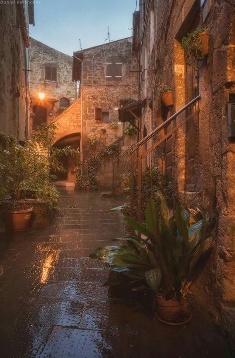 Pitigliano Italy, Italy Rain, Toscana Italy, Hobbies For Men, Random Items, Rain Storm, Culture Travel, Bari, Study Abroad