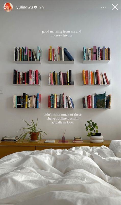 Floating Book Shelves, Bedroom Bookshelves, Deco Studio, Up House, Book Shelves, Apartment Decor Inspiration, Apartment Inspiration, Floating Shelf, Apartment Room