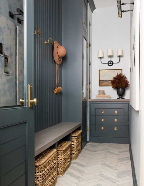 Hall Deco, Decoration Hall, Vstupná Hala, Mudroom Decor, Mudroom Laundry Room, Mudroom Design, Favorite Paint Colors, Farrow And Ball, Boot Room