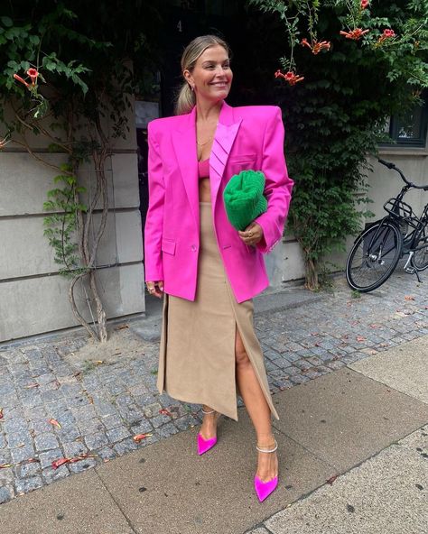 Fucsia Outfit, Maximalist Fashion, Color Blocking Outfits, Lit Outfits, Looks Street Style, Fashion Capsule, Pink Blazer, Street Style Chic, Street Style Inspiration