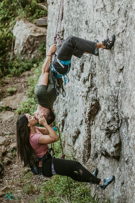 Woman Climbing, Switzerland Nature, Outdoor Rock Climbing, Climbing Outfit Woman, Climbing Outfits, Climbing Girl, Outdoor Climbing, Adventure Aesthetic, Rock Climbers