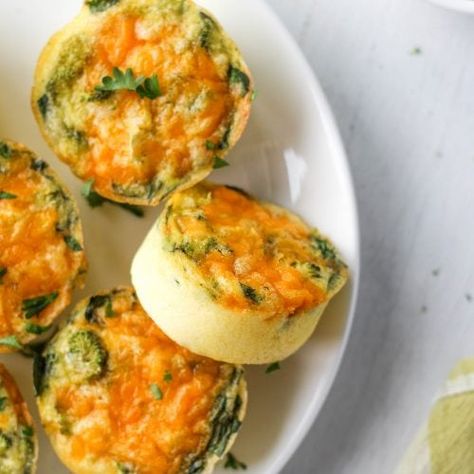 Baked Egg Bites with Broccoli & Cheddar - Hannah Magee RD Snacks To Bring To Work, Baked Egg Bites, Easy Breakfast Options, Cottage Cheese Eggs, High Protein Breakfast Recipes, How To Make Broccoli, Bariatric Diet, Baked Egg, Protein Packed Snacks