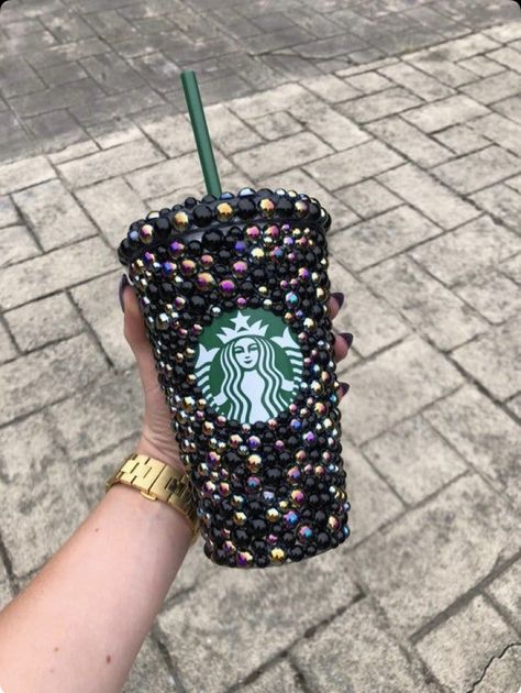 Copo Starbucks, Starbucks Art, Starbucks Birthday, Bling Ideas, Starbucks Diy, Rhinestone Cups, Personalized Starbucks Cup, Rhinestone Crafts, Bling Crafts