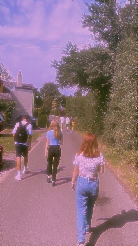 friends summer walk Walking Behind Friends, Summer Vibes Friends, Summer Walks, Summer Dream, Walking In Nature, Summer 2024, Summer Vibes, Walking, Road