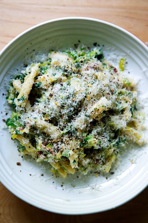 Pasta Carbonara with Leeks and Lemons Pasta With Leeks, Leek Carbonara, Leek And Bacon Pasta, Leek Pasta Recipes, Early Summer Recipes, Spring Pasta Recipes, Leek Pasta, Pasta With Peas, Spring Pasta