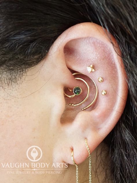 Piercings Oor, Spiderbite Piercings, Vintage Tattoos, Daith Piercing Jewelry, Silver Crystal Earrings, Cool Ear Piercings, Pretty Ear Piercings, Piercing Cartilage, Cool Piercings