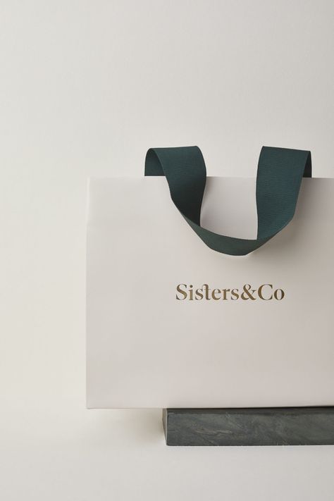 Hannah Design, Retail Shopping Bags, Cosmetic Branding, Shopping Bag Design, Paper Construction, Paper Bag Design, Instagram Branding Design, Luxury Packaging Design, Cosmetics Mockup