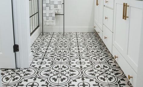 Black and white floor tile in a floral pattern. Black And White Tile, White Bathroom Tiles, Merola Tile, Black And White Tiles, Room Tiles, Porcelain Floor, Tile Flooring, Bathroom Floor Tiles, Rustic Bathroom