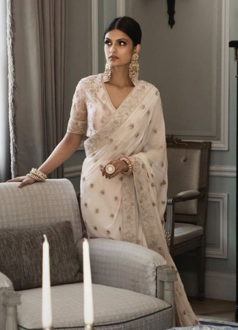 Silver Banarasi Saree, Silver Silk Saree, Hot Sarees, Cream Saree, Celebrity Saree, Saree Jacket, Jewelry Shoot, Saree Jacket Designs, Jacket Designs