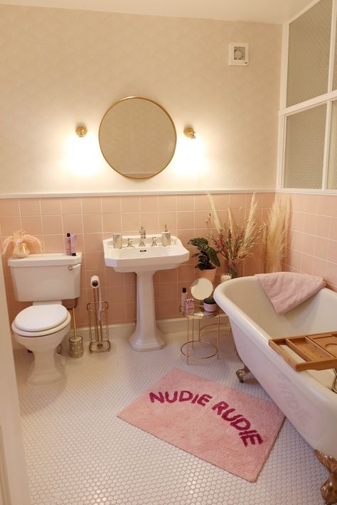 Sophie Hannah is a lifestyle influencer, unsurprisingly as she has fantastic taste! Lucky for us, she’s given us the ins and outs of her new pink bathroom. Pink Tile Bathroom, Pastel Bathroom, Pink Bathroom Tiles, Makeover Kamar Mandi, Eclectic Bathroom, Deco Studio, Retro Bathrooms, Bathroom Goals, Girls Bathroom