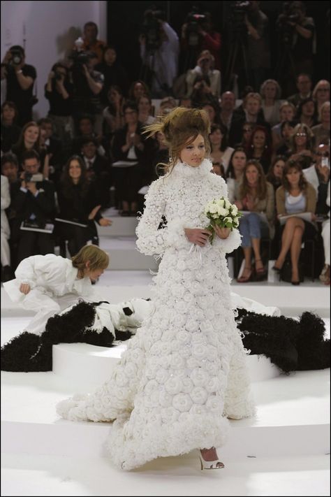 Les plus belles robes de mariee Chanel haute couture 16 Chanel Dress Gowns, Haute Couture Wedding Gowns, Chanel Wedding Dress, Camille Hurel, Chanel Wedding, Haute Couture Wedding, Haute Couture Wedding Dress, Couture Wedding Dresses, Lara Stone