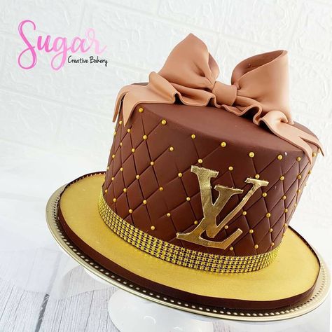 Lv Cakes Louis Vuitton Birthday, Louis Vuitton Cake For Women, Louis Vuitton Cake Ideas, Louis Vuitton Cakes, Louis Vuitton Torte, Lv Cake, Louis Vuitton Birthday, Chanel Birthday Cake, Queens Birthday Cake