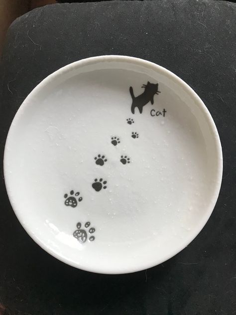 Cute Plate Designs, Plate Ideas, Cat Pottery Painting, Clay Jewelry Plate, Cute Ceramic Painting Ideas, Painting On Pottery, Painted Plates Ideas, Ceramic Plate Ideas, Pottery Art Painting