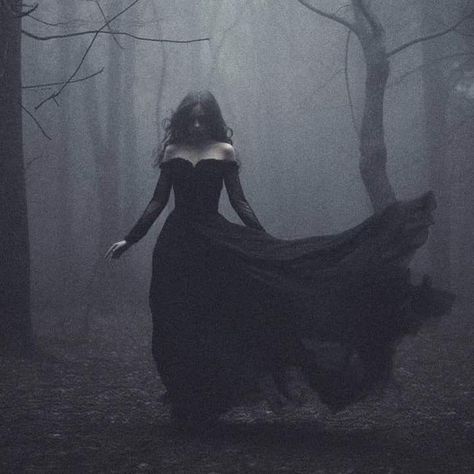 Dark Goth Photoshoot, Dark Academia Aesthetic Photoshoot, Dark Witch Photoshoot, Gothic Fairy Aesthetic, Witchy Photo Shoot, Goth Photoshoot Ideas, Witchy Photoshoot Ideas, Gothic Photoshoot Ideas, Goth Cottagecore Aesthetic