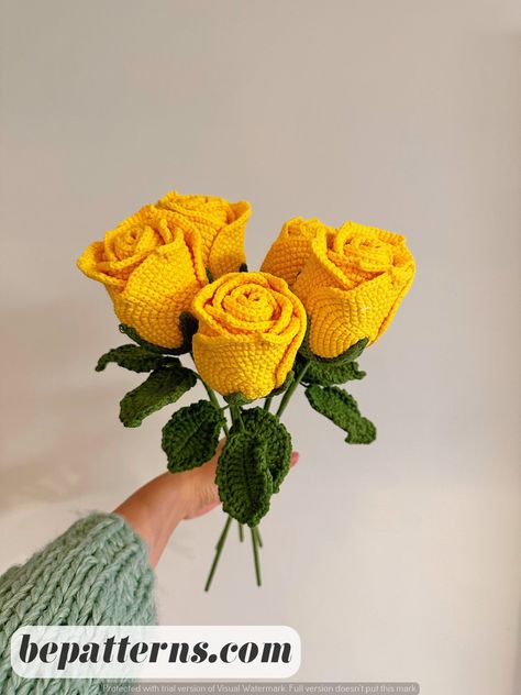 Crochet Bags | Free Patterns | Easy & Aesthetic Flower Bouquet Tutorial, Crochet Roses, Crochet Flower Bouquet, Bouquet Tutorial, Crochet Flowers Free Pattern, Crochet Bouquet, Crochet Bag Pattern Free, Sewing Tutorials Clothes, Beginner Crochet Projects