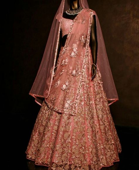 Shyamal Bhumika Trending Bridal Lehenga, Indian Bridal Lengha, Gold Lengha, Gold Anarkali, Gowns Gold, Choli Design, Bridal Reception Dress, Gold Lehenga, Wedding Outfits For Groom