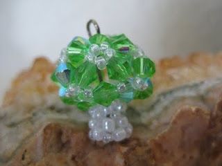 My Daily Bead: How to make a Mushroom with Beads Jewelry Making Ideas, Seed Bead Patterns Free, Mushroom Crafts, Beaded Snowflakes, Beaded Jewlery, Super Mario Brothers, Seed Bead Tutorial, Beaded Jewelry Designs, Mario Brothers