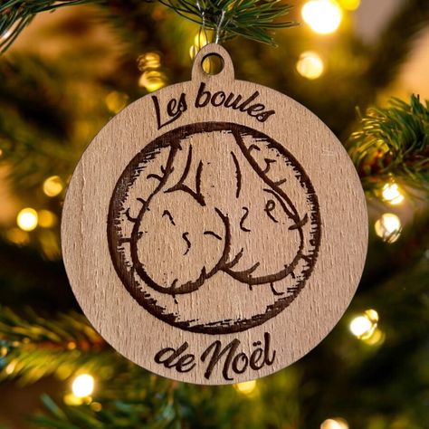 Christmas ball cut and engraved in 3mm thick beech wood. Made in our French workshop, laser cut. This is a decorative item that is intended to be hung, any rough handling could damage the product. ?80mm. #ChristmasLaserCut #HolidayDecor #DIYChristmas #LaserCutting #ChristmasCrafts Wooden Laser Cut Gift Ideas, Laser Cut Christmas Tree, Laser Christmas, Laser Engraving Ideas, Wooden Christmas Tree Decorations, Laser Cut Christmas, Laser Cut Decor, Funny Christmas Tree, Christmas Tree Gift