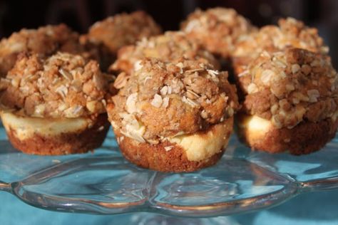 Banana Crumb Surprise Muffins (1) Banana Crunch Muffins, Buttermilk Muffins, Crumb Muffins, Banana Crumb Muffins, Muffin Papers, Crumb Topping, Banana Healthy, Banana Muffins, Muffin Recipes