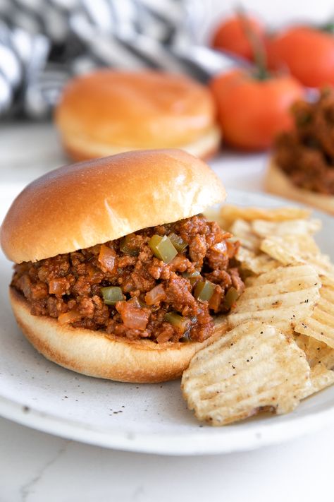 The very BEST Homemade Sloppy Joes Recipe! Made with simple ingredients including ground beef, onion, green bell pepper, ketchup, and tomato paste, these childhood favorite sloppy joes take just 30 minutes to make, freeze perfectly and are loved by all ages. Dinner Receipts, Best Sloppy Joe Recipe, Sloppy Joe Recipe Easy, Homemade Sloppy Joe Recipe, Turkey Sloppy Joes, Sloppy Joe Recipe, Sloppy Joes Easy, Loose Meat Sandwiches, Sloppy Joe Sauce