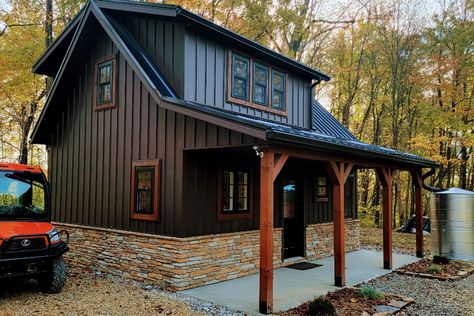 Small Cabin House, Mini Chalet, Small Cabin Plans, Cabin Floor, Cabin Exterior, Brown House, Cabin Floor Plans, Cabin House Plans, Tiny Cabins