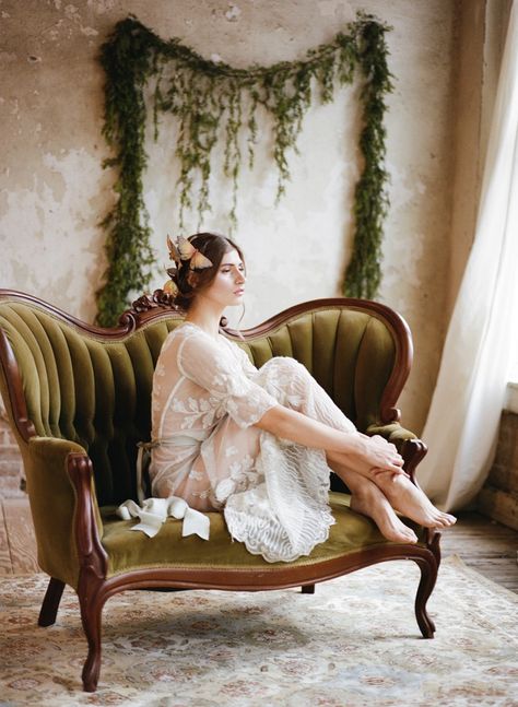 Vintage Couch, Chic Vintage Brides, Shotting Photo, Foto Poses, Bridal Shoot, Shooting Photo, Vintage Bride, Shoot Inspiration, Jolie Photo