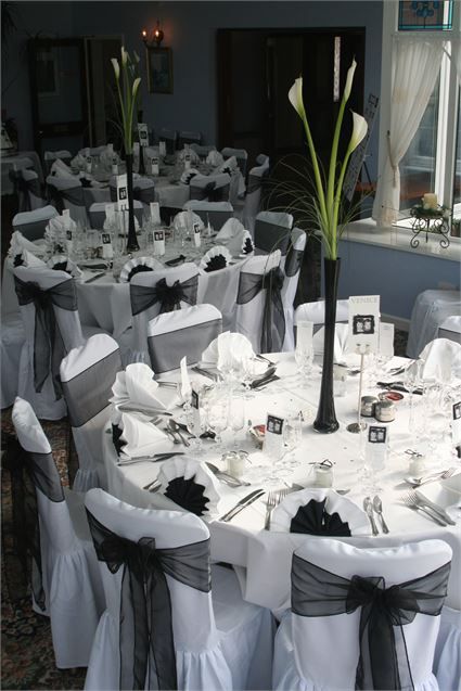 table settings in resuatarant for black and white themed wedding Black And White Flower Arrangements, Table Runners Wedding Round, White Centerpieces, White Reception, Wedding Table Themes, Monochrome Weddings, 60th Bday, White Weddings Reception, Black And White Wedding Theme