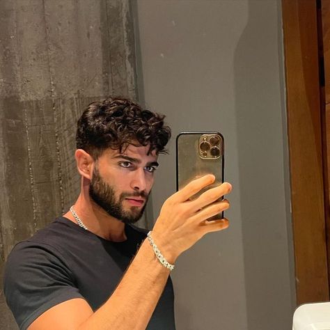 Curly Hair Bearded Men, Old Money Hair Curly, Aesthetic Beard Man, Old Money Curly Hair Men, Old Money Curly Hair, Beard And Curly Hair, Curly Hair Beard, Short Curly Hair Men, Indian Hairstyles Men