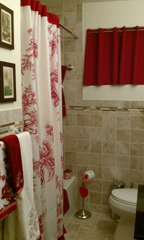 Dress bathroom for Valentine's Day Red Bathroom Accessories, Bathroom Towel Decor, San Valentine, Mudroom Organization, Towel Decor, Retro Living Rooms, Bedroom Bliss, Bathroom Red, Bathroom Decor Apartment