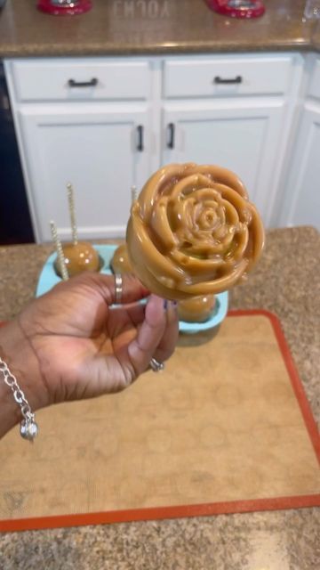 Caramel Apple Roses, Candy Apple Roses, Christmas Carmel Apples, Rose Candy Apple, Valentines Bunco, Wedding Candy Apples, Candy Apples Diy, Vday Treats, Caramel Apple Gifts