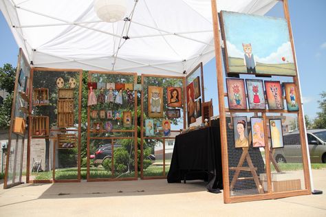 art or craft booth using screen doors and wire mesh Art Festival Booth, Art Fair Display, Art Fair Booth, Become A Doctor, Craft Fair Booth Display, Craft Show Booths, Vendor Displays, Art In The Park, Bloc Party