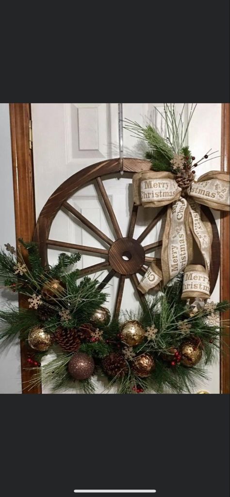 Outdoor Christmas Diy, Wagon Wheels, Houses Christmas, Cowboy Christmas, Western Christmas, Christmas Swags, Elf On The Shelf Ideas, Easy Christmas Diy, Wagon Wheel