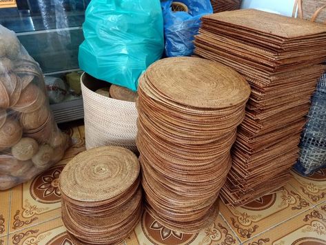 Wicker Charger Plates Table Settings, Rattan Chargers Wedding, Bamboo Plates Wedding Table Settings, Plate Chargers Ideas, Charger Plate Ideas, Wicker Charger Plates, Rattan Charger Plate, Plate Chargers, Rattan Charger