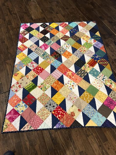 Stash Buster Quilts, Quilting Designs Patterns, Scrappy Quilt Patterns, Half Square Triangle Quilts, Charm Quilt, Quilt Square Patterns, Quilt Sewing Patterns, Scrap Quilt Patterns, Lap Quilts