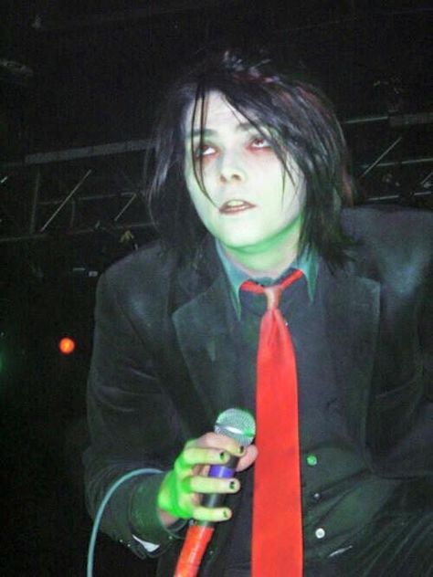 One of my fave Gerard photos Gerard Way Being Inappropriate, Princesa Emo, Gerald Way, Ray Toro, Mode Emo, I Love Mcr, Mikey Way, Frank Iero, Band Stuff