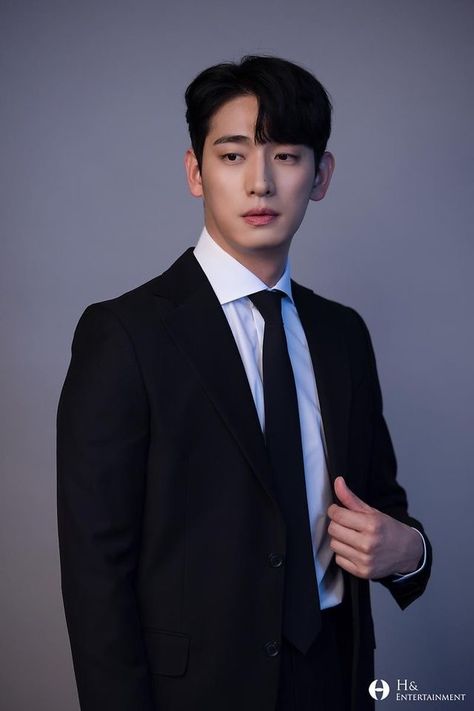 Formal Photoshoot Ideas Men, Style Cowok Korea, Groom Suit Black, Pose Pengantin, Yoon Park, Professional Profile Pictures, Korean Suit, Pageant Headshots, Summer Suits Men