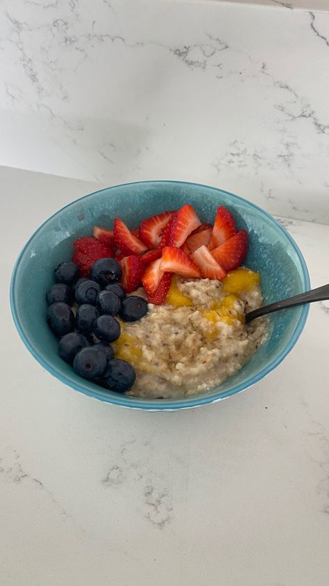 Healthy Fruit Bowl, Aesthetic Recipes, Yummy Oatmeal, Oatmeal Healthy, Oatmeal With Fruit, Oatmeal Toppings, Breakfast Aesthetic, Oatmeal Bowls, Healthy Fruit