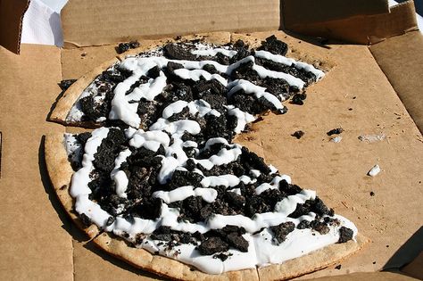 oreo pizza, the ultimate desire by pietrolambert, via Flickr Oreo Pizza, Dessert Pizza Recipes, Oreo Cookie Recipes, Oreo Filling, Cookie Pizza, Fast Food Menu, Dessert Pizza, Oreo Dessert, Oreo Cookie