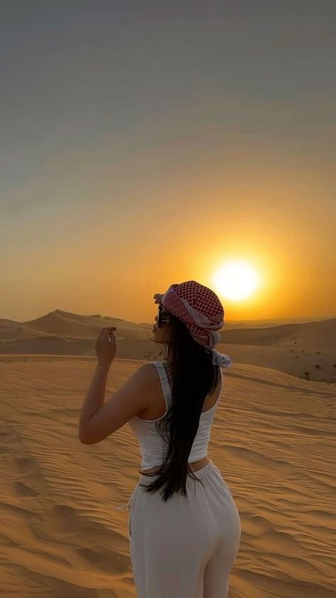 Dubai Desert Safari Photo Ideas, Dubai Trip Outfit, Sahara Desert Outfit Women, Dubai Desert Pictures Ideas, Poses In Desert, Safari Pictures Ideas, Sahara Outfit, Dubai Safari Outfit, Dubai Desert Safari Outfit